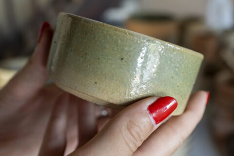 mains tenant un pot en céramique